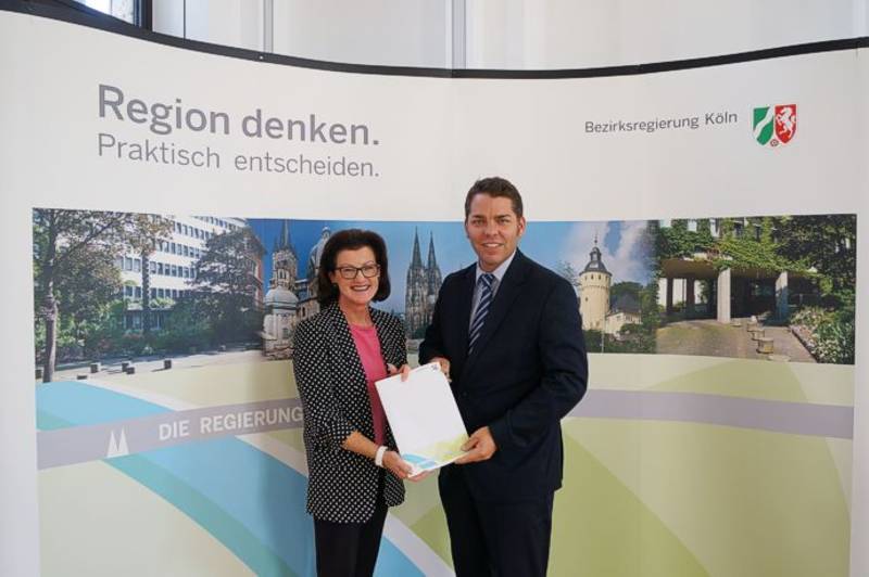 Regierungspräsidentin Gisela Walsken und Dürens Erster Beigeordneter Thomas Hissel (Foto: Bez.Reg. Köln)