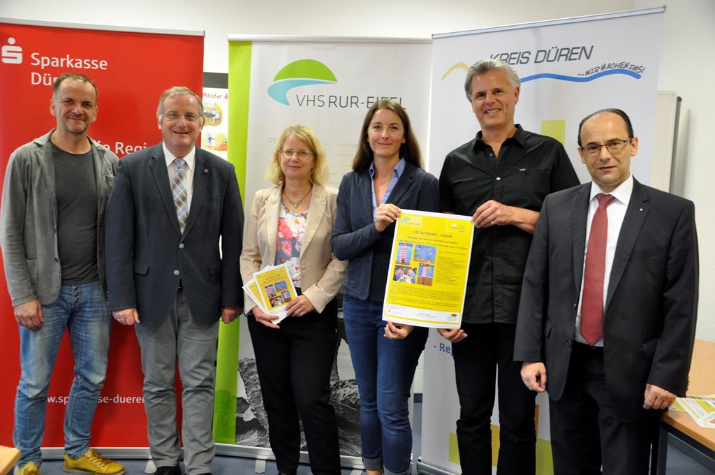 Die Entdecker-Woche aktiviert viele Kinder zur Freude der Organisatoren. (Von rechts: Dieter Powitz, Leiter Düren Kultur, Bürgermeister Paul Larue, Sybille Haußmann, Leiterin des Schulamtes des Kreises, Anne Stemshorn vom Schulpsy-chologischen Dienst, Dieter Bergheim von der VHS Rur-Eifel, Heino Müller von der Sparkasse Düren). Foto: Stadt Düren