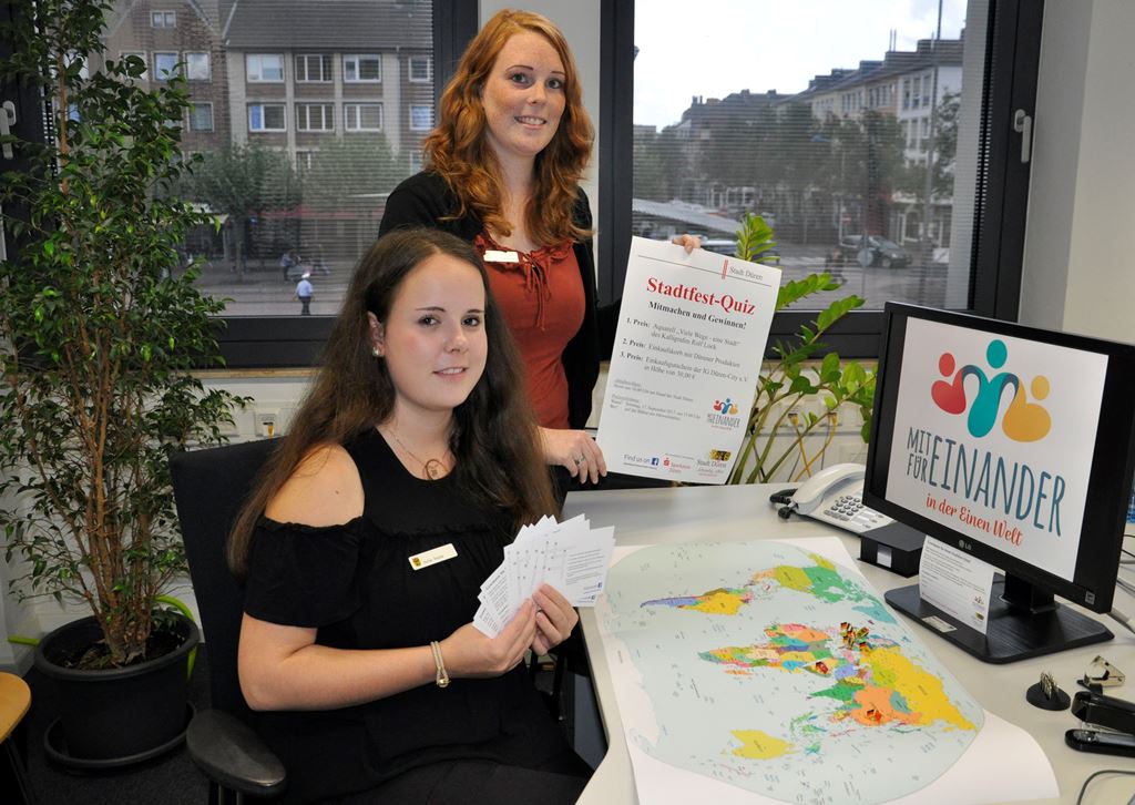 Julia Janes und Verena Schroeder, Auszubildende in der Abteilung Repräsentation der Stadt Düren, haben das Stadtfestquiz entwickelt. Foto: Stadt Düren 
