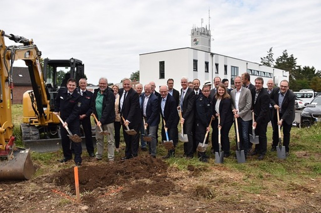 10,5 Millionen Euro werden in das Feuerschutztechnische Zentrum des Kreises Düren investiert. Landrat Wolfgang Spelthahn und RDKD-Vorstand Peter Kaptain (vorne, 3. und 5. v.l.) wurden beim symbolischen Spatenstich für das neue Gebäude von vielen Projektbeteiligten unterstützt. 