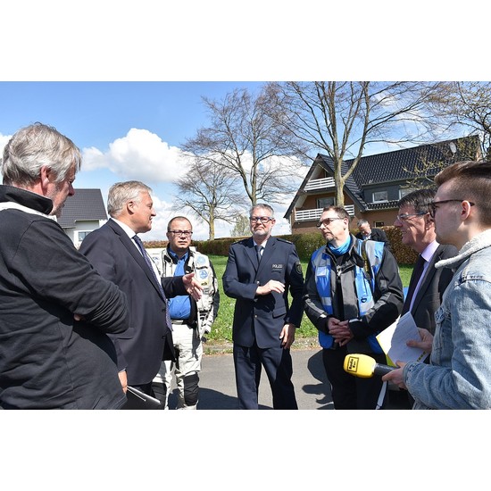 Sie appellierten im Pressegespräch an alle Biker, verantwortungsbewusst zu fahren: Landrat Wolfgang Spelthahn (2.v.l.), Olaf Biethan und Michael Lenzen vom Bundesverband der Motorradfahrer (3. und 5. v.l.), Polizeioberrat Wolfgang Heimbach (Mitte) und Hürtgenwalds Bürgermeister Axel Buch (2.v.r.).