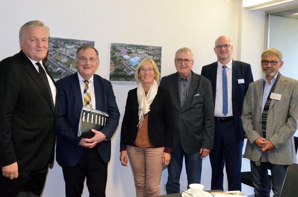 Wolfgang Spelthahn, Paul Larue, Liesel Koschorreck, Henner Schmidt, Dr. Gereon Blum und Dieter Tendyra (von links) stellten den Masterplan 2030 für das Krankenhaus Düren vor.  Foto: Krankenhaus Düren 