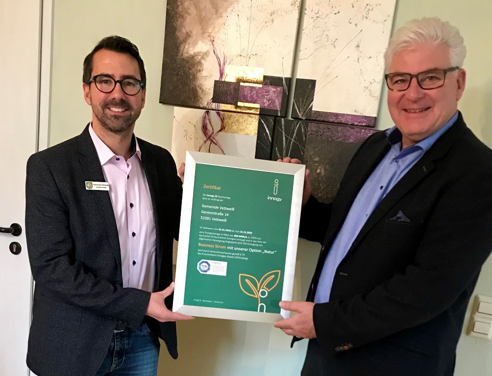 Jürgen Laufenberg, Energiemanager bei innogy, überreicht Bürgermeister Joachim Kunth das Zertifikat für die Gemeinde Vettweiß. 