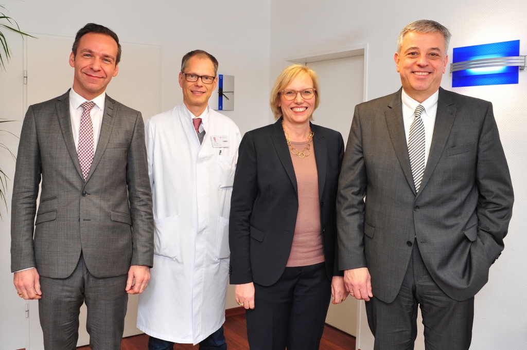 Foto (© K. Erdem) v.l.: RA Stephan Prinz (ctw-Geschäftsführer), Dr. med. Bodo Müller (Ärztlicher Direktor St. Marien-Hospital), Dipl.-Kauffrau Ulrike Hoberg (Geschäftsführerin St. Marien-Hospital) und Dipl.-Kfm. Bernd Koch (ctw-Geschäftsführer)