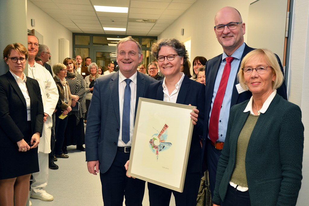 Bürgermeister Paul Larue überreichte Chefärztin Dr. Heike Matz zur Eröffnung der neuen Frauenklinik-Station ein besonderes Düren-Bild. Aufsichtsratsvorsitzende Liesel Koschorreck und Geschäftsführer Dr. Gereon Blum begrüßten zahlreiche Gäste.  Foto: Krankenhaus Düren 