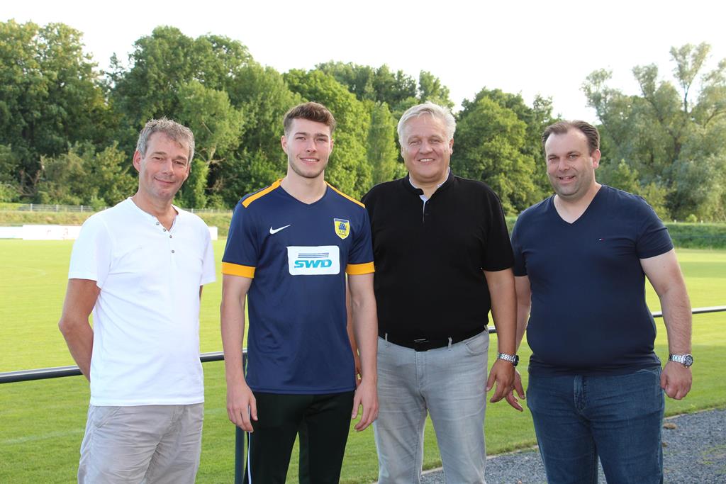 Auf dem Foto von links: Mannschafts-Physio Luc Schoenmakers, Julian Wiersberg, FCD-Präsident Wolfgang Spelthahn und Vizepräsident Thomas Floßdorf. Foto: 1. FC Düren