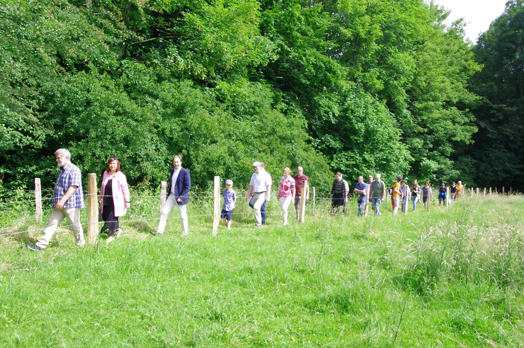 Rolf Schäfer von der Wanderweg-Gruppe (l.) und Bezirksbürgermeisterin Elke Eschweiler (2.v.l) sind zusammen mit anderen Eilendorfern und Vertretern von Stawag und Stadt auf dem neuen Teilstück des Eilendorfer Wanderwegs unterwegs. © Stadt Aachen/Harald Beckers  