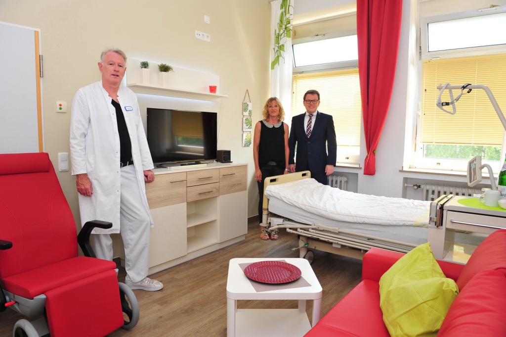 Foto (© K. Erdem): v.l. Dr. med. Rudolf Jegen (Chefarzt der Abteilung für Anästhesie), Nadja Trowski-Muckenheim (Pflegedirektorin) und Marcus Quintus (Geschäftsführer der Katholischen Nord-Kreis Kliniken Linnich und Jülich GmbH)