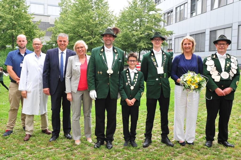 Foto (© K. Erdem): v.l. Tobias Eßer (stellv. Pflegedirektor), Dr. med. Bodo Müller (Ärztlicher Direktor), Dipl.-Kfm. Bernd Koch (ctw-Geschäftsführer), Dipl.-Kffr. Ulrike Hoberg (Geschäftsführerin St. Marien-Hospital), 1. Schützenmeister Frank Herzberg, Schülerprinz Benedikt Mertens, Prinz Christian Beuth, Königspaar Heidi und Guido Pley