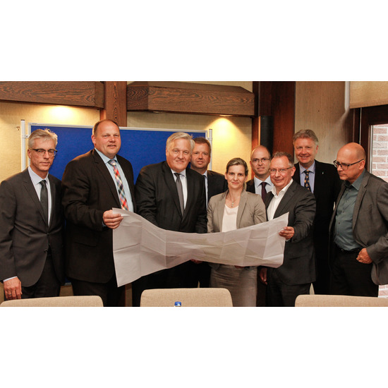 Landrat Wolfgang Spelthahn (3.v.l.) präsentierte mit seinem Heinsberger Landratskollegen Stephan Pusch (3.v.r.), der Linnicher Bürgermeisterin Marin Schunck-Zenker sowie dem Hückelhovener Bürgermeister Bernd Jansen (2.v.l.) und anderen Verantwortlichen die Pläne zum Lückenschluss der Rurtalbahn zwischen Linnich und Baal 
