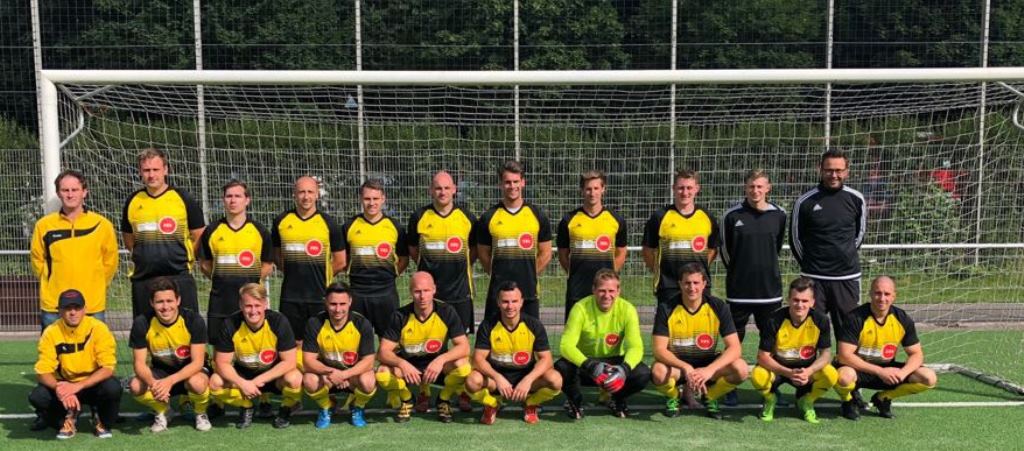 Das Foto zeigt: hintere Reihe von links: Sportbeauftragter Guido Schmitz, Marco Schiffer, Andre Hellebrandt, Pascal Moersch, Tobias Kelleter, Jens Mero, Christoph Pütz, Rainer Keller, Jens Küppers, Torwarttrainer Andre Giron, Trainer Daniel Formberg vordere Reihe von links: Co Trainer Achim Quadflieg, Jan Breuer, Marius Henk, Dario Gombert, Mark Thomsen, Emir Mehmedbegovic, Peter Mießen, Marius Krökel, Kevin Wernerus, Timo Lantin  Copyright © Stadt Aachen.