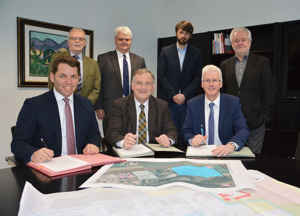 Foto: Stadt Düren (vorne sitzend v.l.) Geschäftsführer Thomas Hissel, Bürgermeister Paul Larue (Düren) und Bürgermeister Ingo Eßer (Kreuzau) (hintere Reihe v.l.) Erhard Vanselow (Stadt Düren), Heinz Mannheims (WIN.DN), David Gottstein (Gemeinde Kreuzau) und Siegfried Schmühl (Gemeinde Kreuzau).