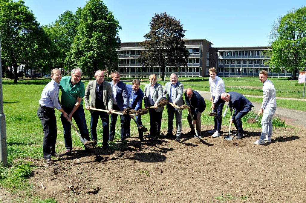 Beim Spatenstich in heißer Sonne wuchs die Vorfreude auf die Wasserfläche im Theodor-Heuss-Park. Foto: Stadt Düren.