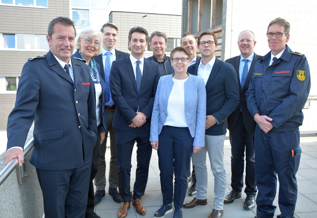 Im Rahmen eines halbjährlich stattfindenden Qualitätszirkel-Treffen des Rettungsdienstes mit den Krankenhäusern in der Stadt Aachen haben auch sie sich für eine Grippe-Schutzimpfung ausgesprochen (v.l.n.r.): Jürgen Wolff, Leiter der Feuerwehr Aachen, Dr. Barbara Sauerzapfe, ärztliche Direktorin Franziskushospital Aachen, PD Dr. Michael Paulzen, ärztlicher Direktor Alexianer-Krankenhaus Aachen, Alexander Weisser, kaufmännischer Direktor Franziskushospital Aachen, Prof. Dr. Thomas Möllhoff, Vorstand Marienhospital Aachen, Claudia Kuhnen, Pflegedirektorin Luisenhospital Aachen, Benjamin Koch, Vorstand Marienhospital Aachen, PD Dr. Stefan Beckers, Ärztlicher Leiter Rettungsdienst Stadt Aachen, PD Dr. Jörg Brokmann, Leiter Notaufnahme Uniklinik RWTH Aachen und Bernd Geßmann, stellvertretender Leiter der Feuerwehr Aachen Foto. Stadt Aachen/Stefan Herrmann