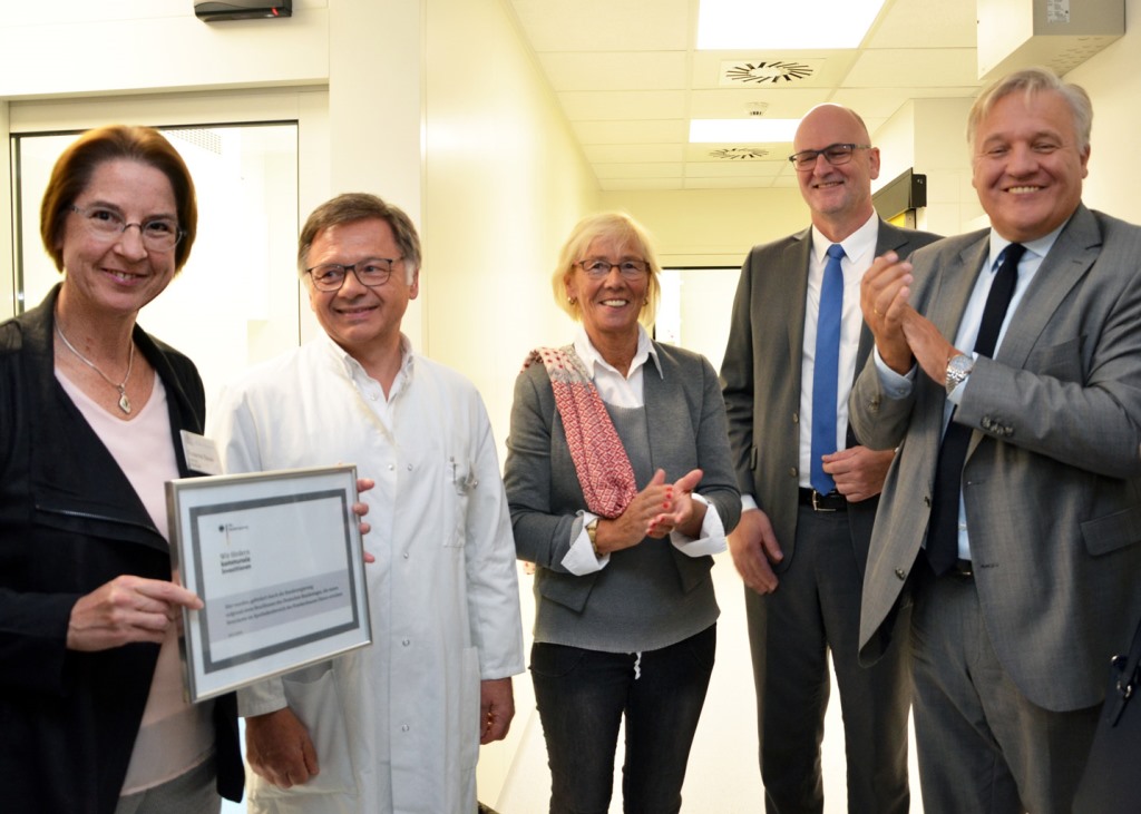Die Apothekenleitung, Susanne Bauer und Heinrich Perniok, freuen sich mit Aufsichtsratschefin Liesel Koschorreck, Geschäftsführer Dr. Gereon Blum und Landrat Wolfgang Spelthahn über die neue Reinraum-Apotheke des Krankenhauses Düren.  Foto: Krankenhaus Düren 