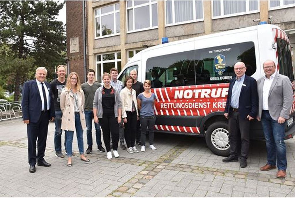 Landrat Wolfgang Spelthahn (l.) und die RDKD-Vorstände Ralf Butz (r.) und Peter Kaptain (2.v.r.) wünschten den acht RDKD-Mitarbeitern viel Freude bei ihrer Ausbildung zu Notfallsanitätern. Foto: Kreis Düren 