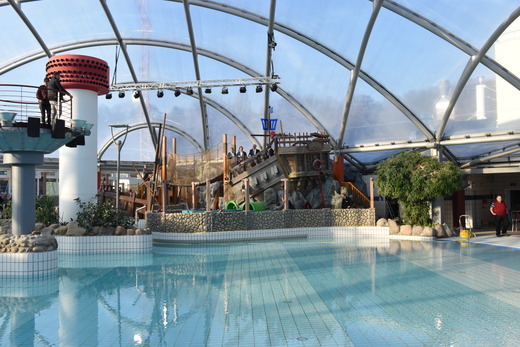 Das Piratenschiff ist ein über die Region hinausstrahlendes Alleinstellungsmerkmal von monte mare-Kreuzau.