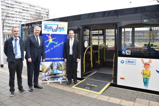 Rurtalbus-Geschäftsführer Jan-Oliver Mau (v.r.), Aufsichtsratsvorsitzender Landrat Wolf-gang Spelthahn und Busfahrer Sebastian Arndt laden alle Menschen aus der Region dazu ein, sich im Infobus über das ab dem Jahresbeginn 2020 deutlich ausgeweitete Busangebot im Kreis Düren zu informieren. Foto: Kreis Düren 