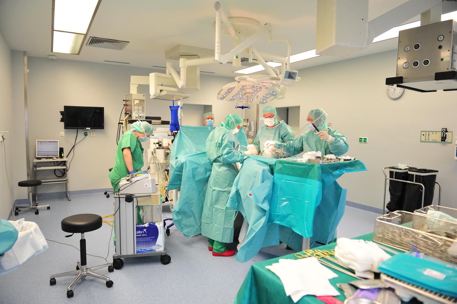 Foto (© K. Erdem): Blick in einen der neuen OP-Säle im Jülicher Krankenhaus im November dieses Jahres mit Chefarzt Dr. med. Klaus Hindrichs (2.v.r.) und seinem OP-Team.