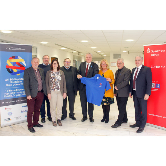 Landrat Wolfgang Spelthahn (4. v. r.) stellte mit Karl Schavier, Michael Hintzen, Britta Bär, Valentin Veithen, Annegret Greven, Dieter Hockel und Dirk Hürtgen (v. l.) Hintergründe zur 15. Deutsch-Russischen Städtepartnerkonferenz vor. Foto: Kreis Düren 