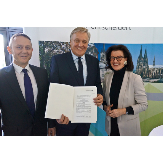 Regierungspräsidentin Gisela Walsken überreichte Landrat Wolfgang Spelthahn in Köln den Bewilligungsbescheid des Landes NRW über 5,76 Millionen Euro Fördermittel für den Ausbau des Breitbandnetzes im Kreis Düren. Im Bild links: Andrej Lang, Breitbandkoordinator des Kreises Düren. Foto: Bezirksregierung Köln