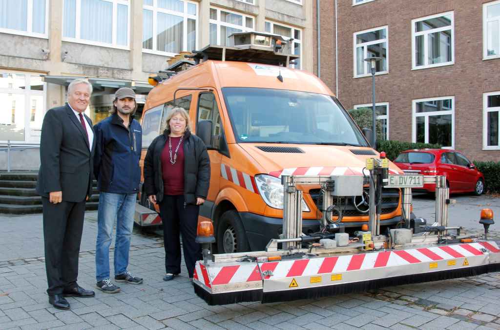 Landrat Wolfgang Spelthahn nahm das Spezialfahrzeug des TÜV mit Tiefbauamtsleiterin Silke Stach-Reinartz in Augenschein, während ein TÜV-Experte die Arbeitsweise erläuterte. Foto: Kreis Düren
