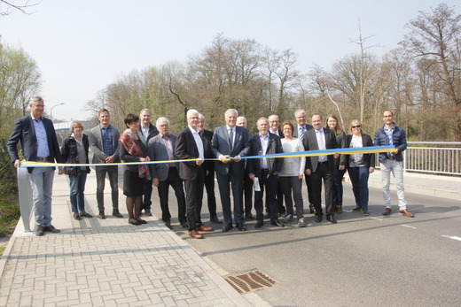 Landrat Wolfgang Spelthahn (Mitte, links neben ihm Bürgermeister Ingo Eßer) eröffnete im Beisein zahlreicher Gäste aus Politik, Wirtschaft und Verwaltung das neue Teilstück der Kreisstraße 29. Foto: Kreis Düren