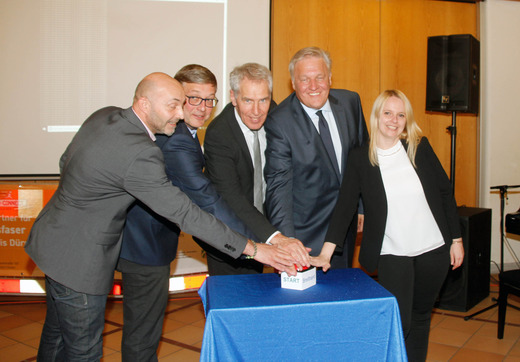 Landrat Wolfgang Spelthahn (2. v. r.) drückte mit Vertretern aus Politik und Verwaltung sowie der Fördergeber, der Schule und des Telekommunikationsunternehmens den roten Buzzer zum Start des schnellen Internets. Fotos: Kreis Düren