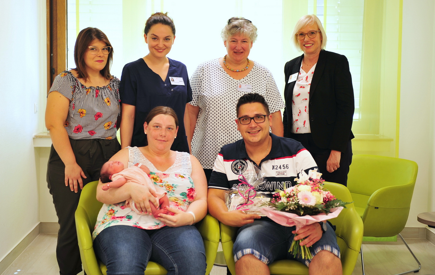 Foto (© S. Freyaldenhoven): Laura und Thorsten Haas mit Anna (vorne) und v.l. Hebamme Anna Marta Giannotta, Dr. med. Anna Nicola Bongartz (Ärztin der Abteilung für Frauenheilkunde und Geburtshilfe), die leitende Hebamme Magdalene Sanders und Geschäftsführerin Ulrike Hoberg