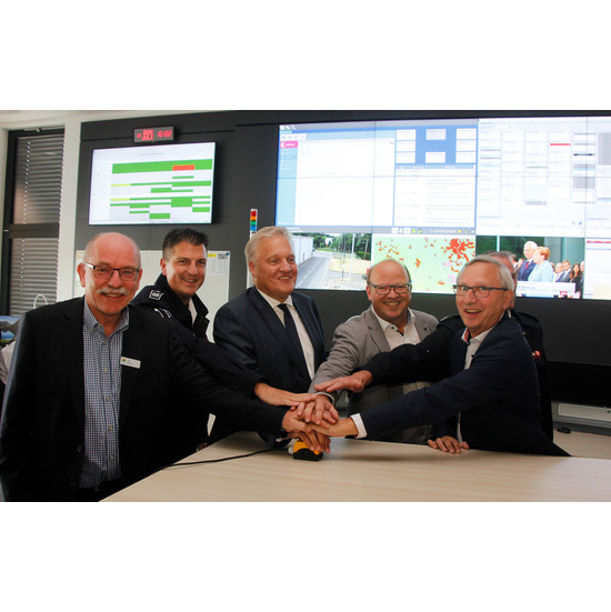 Landrat Wolfgang Spelthahn (Mitte) bei der Eröffnung der neuen Leitstelle mit RDKD-Vorstandssprecher Peter Kaptain, Leitstellenleiter Stefan Nepomuck, Amtsleiter Ralf Butz und dem ehemaligen Leitstellenchef Walter Weber (v. l.). Foto: Kreis Düren