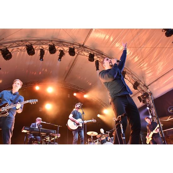 2400 Fans waren zur Burg Nideggen gekommen, um Andreas Bourani auf der "Bühne unter Sternen" live zu erleben. Foto: Kreis Düren 