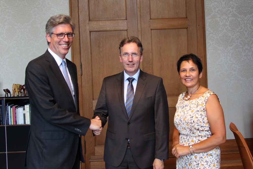 Kräfte bündeln und Kommunenübergreifend unterstützen:  Oberbürgermeister Marcel Philipp, Georg Gelhaus, Bürgermeister der Gemeinde Merzenich, und Bettina Kuca, Leiterin des städtischen Bürgeramts, freuen sich über die Kooperation bei der Behördenrufnummer 115. (© Stadt Aachen / Timo Pappert