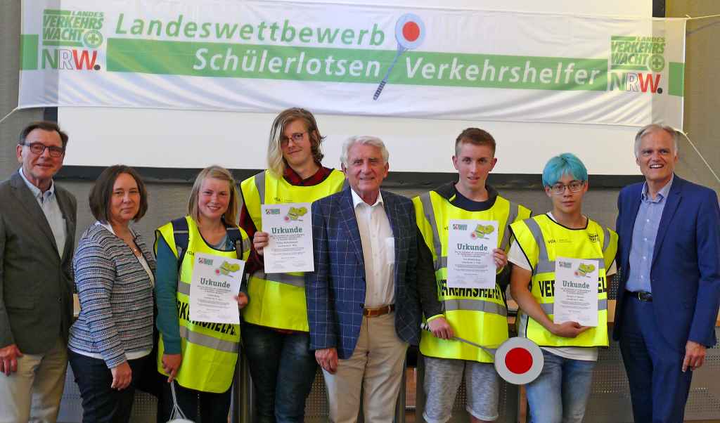 Die Veranstalter und Gewinner (v.li.:) Norbert Eskens, Verkehrswacht Düren, Melanie Laakmann, Unfallkasse NRW, Isabel Maag, 5. Platz, Phillip Matheblowski, 4. Platz, Prof. Jürgen Brauckmann, Präsident Landesverkehrswacht, Tom Boddenberg, 1. Platz, Hoang Luc Nguyen, 3. Platz, und Burkhard Nipper, Gf. Direktor Landesverkehrswacht (Foto: LVW NRW)