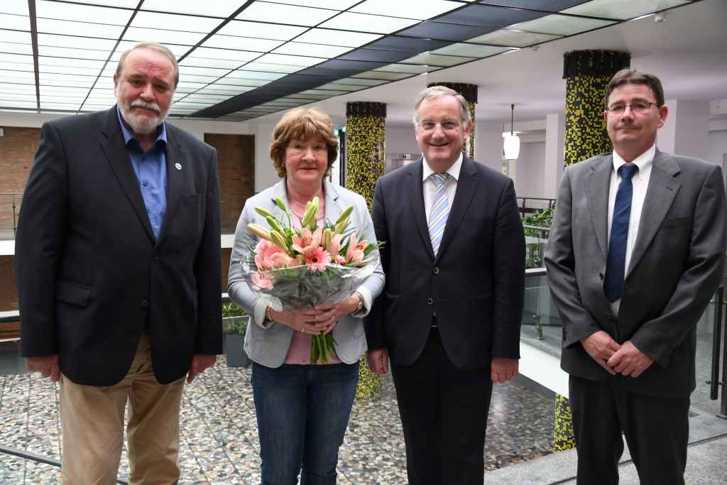 Foto: Von links: Hermann-Josef Schmitz, Schiedsfrau Anita Breuer, Bürgermeister Paul Larue, Matthias Rothkranz. Foto: Stadt Düren