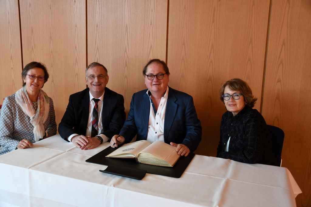Foto: Schauspieler Jürgen Tarrach trägt sich in das Goldene Buch der Stadt Düren ein. Von links: Marion Larue, Bürgermeister Paul Larue, Jürgen Tarrach, Monika Rothmaier-Szudy, künstlerische Leiterin des Theaters Düren im Haus der Stadt. Foto: Stadt Düren