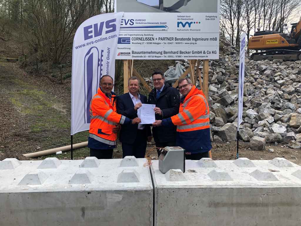 Thomas Fürpeil (Geschäftsführer EVS), Heiko Sedlaczek (Geschäftsführer NVR), Dr. Tim Grüttemeier (Städteregionsrat StädteRegion Aachen und Vorsitzender EVS-Beirat), Christian Hartrampf (Geschäftsführer EVS) Foto: Nahverkehr Rheinland/Buhl