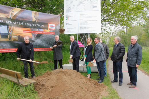 Landrat Wolfgang Spelthahn (3. v. l.) mit Vertretern der beteiligten Kommunen und aus der Politik beim symbolischen Spatenstich für den Ausbau des Radweges zwischen Aachen und Jülich. Foto: Kreis Düren