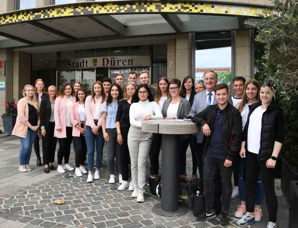 Foto: Die neuen Auszubildenden der Dürener Stadtverwaltung unterhielten sich mit Bürgermeister Paul Larue. Foto: Stadt Düren