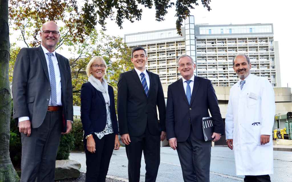 Geschäftsführer Dr. Gereon Blum, Aufsichtsratsvorsitzende Liesel Koschorreck, der 2. Stellvertretende Aufsichtsratsvor-sitzende Paul Larue und der stellvertretende Ärztliche Direk-tor Dr. Serhat Aymaz (von links) begrüßten  den neuen Chefarzt der Orthopädie und Unfallchirurgie, Priv.-Doz. Dr. Thomas Dienstknecht (Mitte).