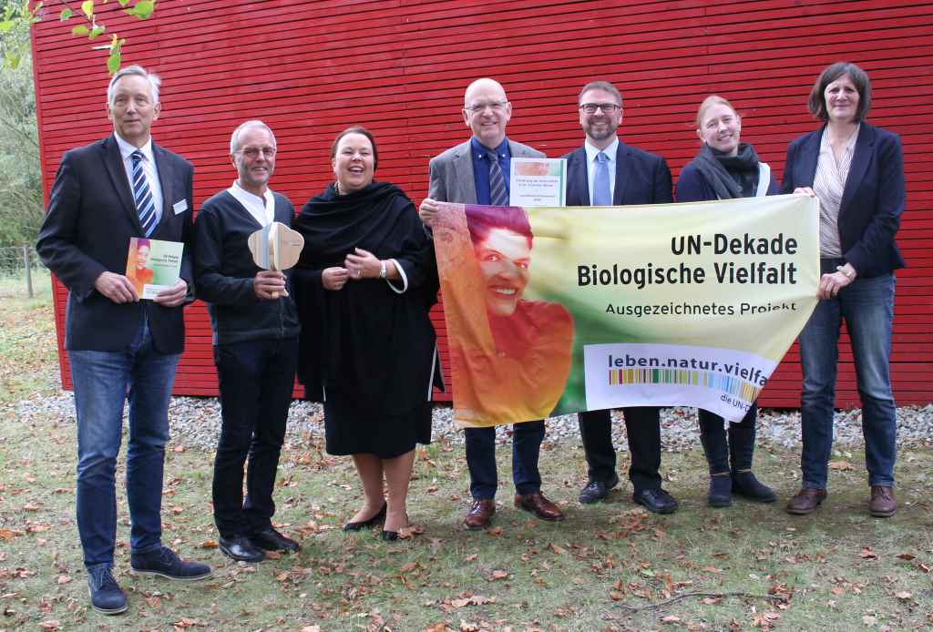 Im Beisein von NRW-Umweltministerin Ursula Heinen-Esser (3. v.l.) und Landwirtschaftskammer-Präsident Karl Werring (4. v.l.) überreichte Thomas Muchow (3. v.r.), Geschäftsführer der Stiftung Rheinische Kulturlandschaft, die Auszeichnung an die Projektpartner, für die Landwirtschaftskammer an Dr. Armin Hentschel (l.) und Georg Milz (2. v.l.), an Heidrun Düssel-Siebert (r.), Geschäftsführerin der Biologischen Station Kreis Düren e.V. und Dr. Lili Hofmann (2. v.r.), Deutsche Bundesstiftung Umwelt.  Fotograf: Ulla Jürgensonn