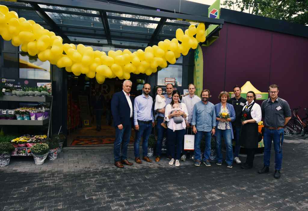 Bildunterschrift: (v.l.n.r.) Michael Linn, Patrick Engelbert, Dennis mit Elisa Rosenzweig, Christine mit Eva Rosenzweig,Tim Rosenzweig Willy und Iris Rosenzweig, Timo Wachsmann, Sonja Schallenberg und Lukas Pradzynski