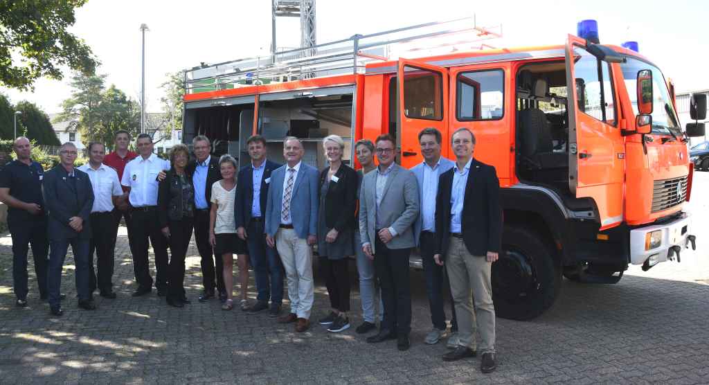 Foto: „Großer Bahnhof“ auf der Dürener Feuerwehrache bei der Übergabe des Löschfahrzeugs durch Bürgermeister Paul Larue an seinen Amtskollegen Edis Der-višagić( 7. von rechts). Foto: Stadt Düren 