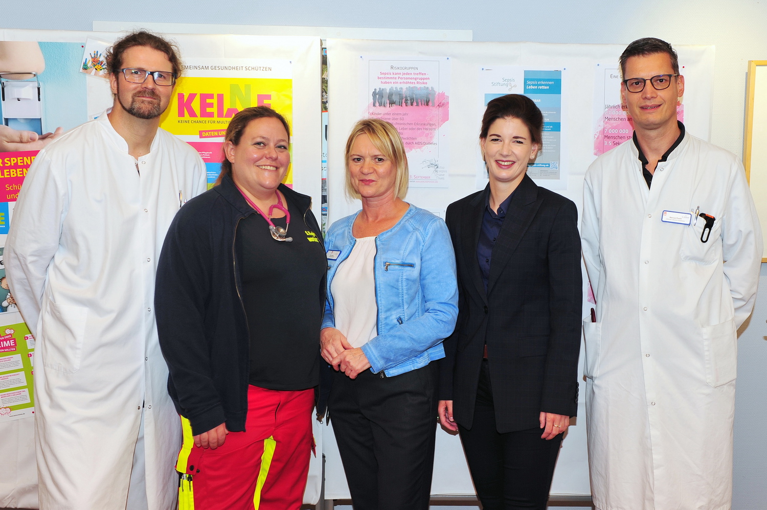 Foto (© S. Freyaldenhoven) v.l.: Christian Dreyer (Oberarzt der Abteilung für Anästhesie und Intensivmedizin), Stephanie Vogler (Assistenzärztin der Abteilung für Anästhesie und Intensivmedizin), Ines Kreutz (Hygienefachkraft),  Judith Kniepen (Geschäftsführerin), Marcus Flucht (Leitender Oberarzt der Abteilung für Anästhesie und Intensivmedizin)