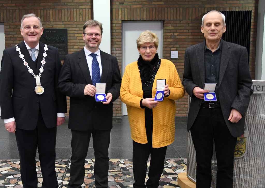 Drei Menschen, die sich in hohem Maße um die Stadt Düren verdient gemacht ha-ben, wurden mit der Bürgermedaille ausgezeichnet: von links: Bürgermeister Paul Larue, Dr. Achim Jaeger, Paula Schütz, Lothar Schubert. Foto: Stadt Düren