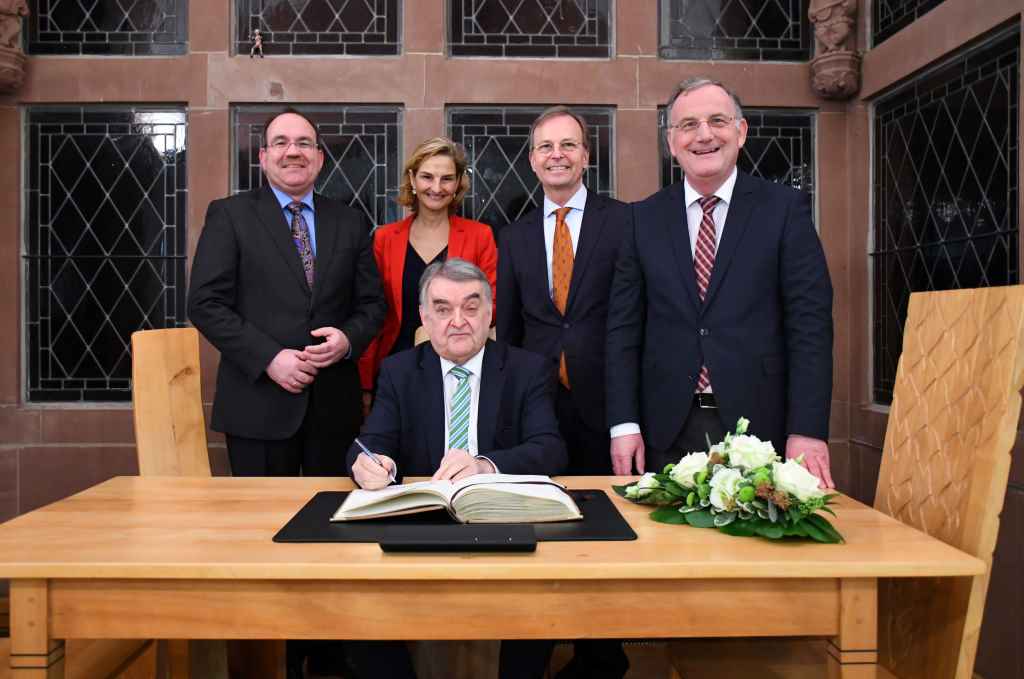 	(vorne, sitzend) Innenminister Herbert Reul  	(hinten, stehend, v.l.n.r.) Dr. Ralf Nolten MdL, Dr. Patricia Peill MdL, Thomas Rachel MdB und Bürgermeister Paul Larue