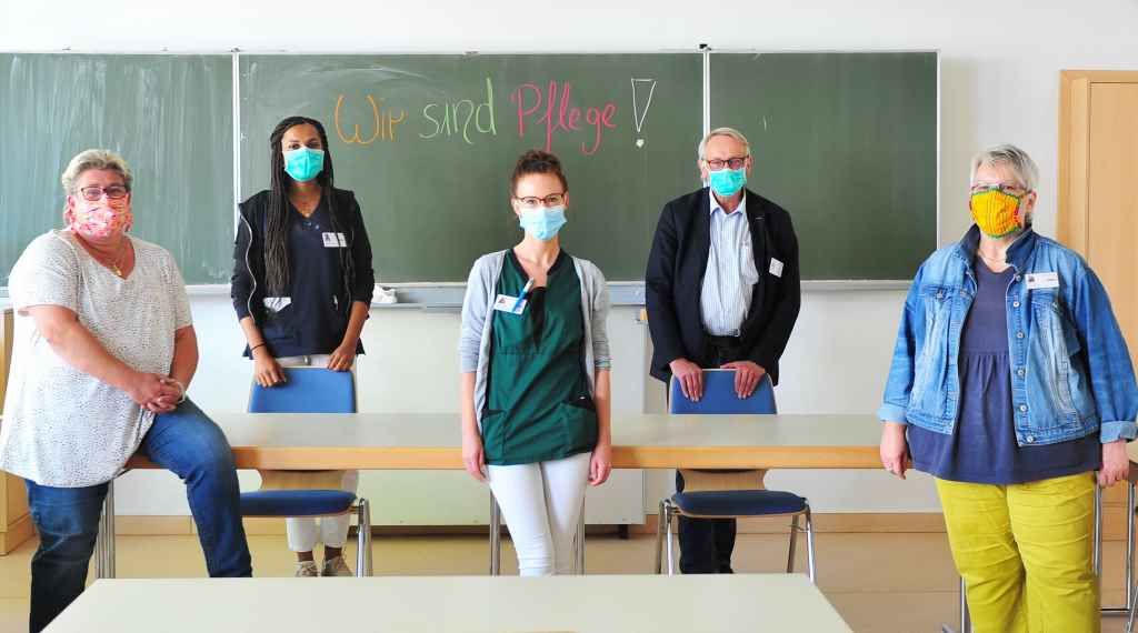 Foto (© S. Freyaldenhoven) v.l.: Nicole Hutter-Jung (Kinderkrankenschwester), Felicia Duruh (Gesundheits- und Kinderkrankenpflegerin), Judith Boeder Krankenpflegerin und stellv. Stationsleiterin), Pflegedirektor Dirk Fidorra und Nicola Huth (Lehrerin für Pflegeberufe im Pflegebildungszentrum)