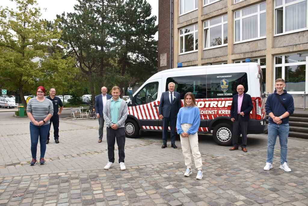 Vier junge Menschen haben sich für eine Ausbildung bei der Rettungsdienst Kreis Dü-ren AöR entschieden und verstärken seit dem 1. September das Team. Foto: Kreis Düren 