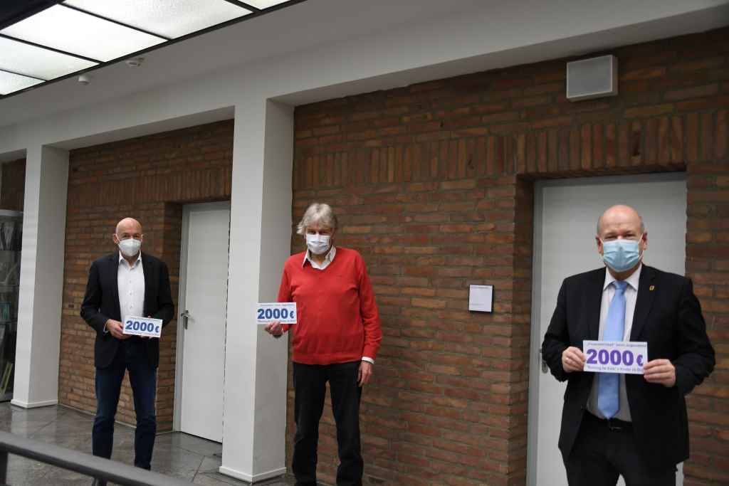 Von links: Jugendamtsleiter Ansgar Kieven, Peter Borsdorff, Bürgermeister Frank Peter Ullrich. Foto: Stadt Düren