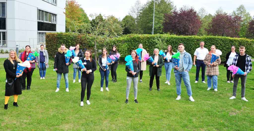 Foto (© K. Erdem): Die Pflege-Auszubildenden des St. Augustinus Krankenhauses gemeinsam mit den Praxisanleiterinnen Jennifer Lechner (3.v.li.), Luisa Navratiel (2.v.re.) und Pflegedirektor Sebastian Heilsberger (4.v.re.)