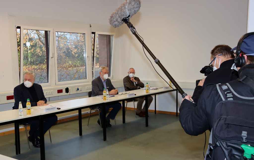 Landrat Wolfgang Spelthahn, Kreis-Gesundheitsamtsleiter Dr. Norbert Schnitzler, und der medizinische Leiter des Impfzentrums, Dr. Gerd-Rüdiger Wasmuth (von links), stellten mit Vertretern des Malteser Hilfsdienstes, des Deutschen Roten Kreuzes und des Kreises Düren das Impfzentrum im ehemaligen Telekom-Gebäude vor. Foto: Kreis Düren